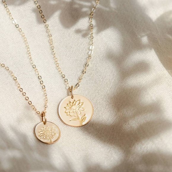 Sunflower Engraved Cute Floral Minimalist Necklace - Picture 3 of 16